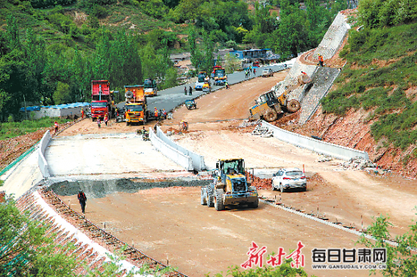 甘肃省重点工程陇漳高速公路漳县境内的路面开始摊铺