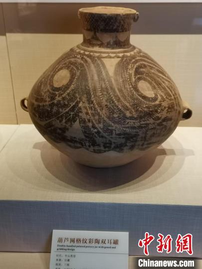 图为临洮县博物馆陈列半山类型的马家窑彩陶。　王在凯 摄